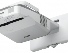 PROJEKTOR EPSON EB685W - RZUT PANORAMICZNY UKTRAKRÓTKOOGNISKOWY.png